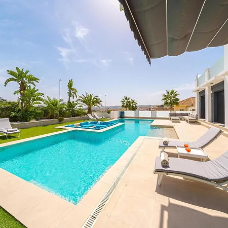 Stylish With Views, Cleaning Included Torremendo