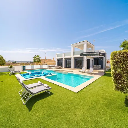 Stylish With Views, Cleaning Included Villa Torremendo