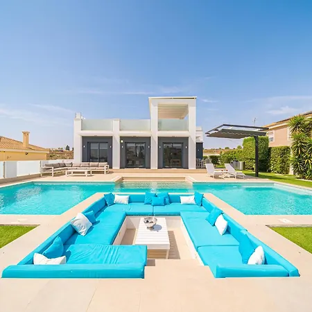 Stylish With Views, Cleaning Included Torremendo