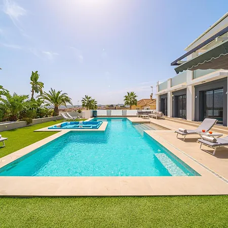 Stylish With Views, Cleaning Included Villa Torremendo